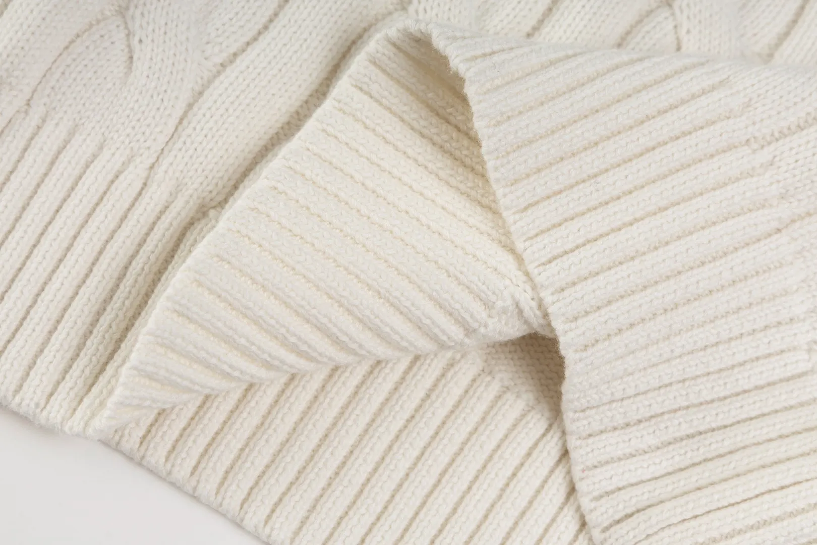P220 #R91 RALPH LAUREN Ralph Lauren fourteen colors classic small label embroidery round neck pullover cable cardigan sweater men's top, high-density LOGO embroidery on the chest, original customization of tag accessories. Made of pure cotton yarn, pure cotton is skin-friendly and comfortable, small label war horse embroidered twist button round neck sweater 🐎 high quality, follow the blogger to learn how to wear it! Let’s buy a Ralph Lauren cable sweater. It’s a super hard-to-find series after it became popular. It’s hard to find one on the official website. It’s simple and practical to wear, with a lazy and loose feel. The thickened fabric has more texture, feels soft and delicate, and has a loose fit. Whether worn alone or layered, you can wear different styles of fashion with just one piece!   Size：XS S M L Sleeve length: 59/60/61/62/63